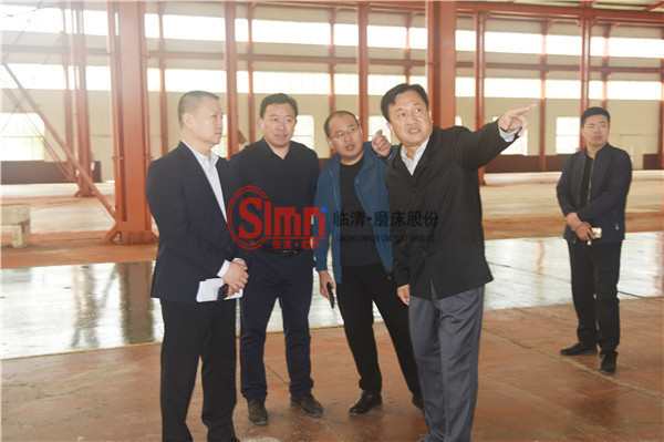 領導考察新開發(fā)的車間