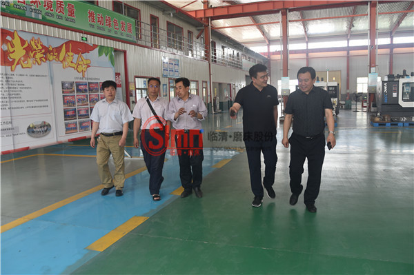 山大領(lǐng)導(dǎo)來車間參觀